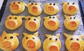 “Lucky Pigs” made from yeast dough