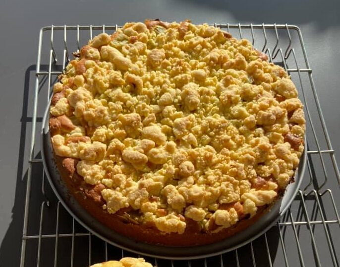 Fruit Crumble Cake (Sponge Base)